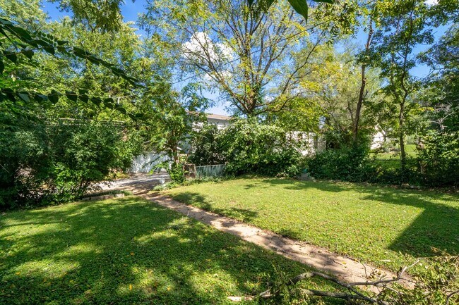 Building Photo - McDreamy 2BR w/ Balcony