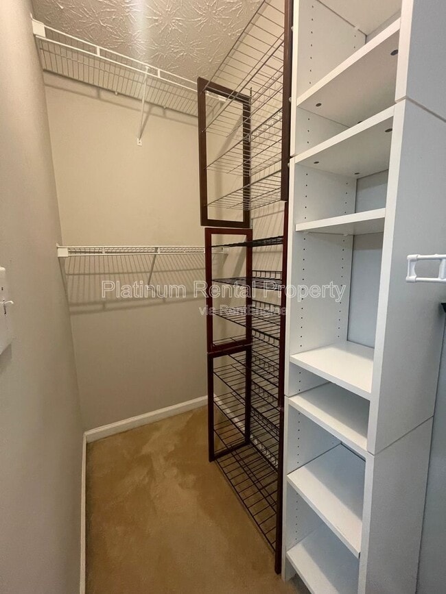 Building Photo - 475 Ellesmere Way