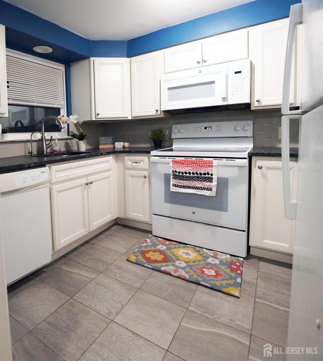 Building Photo - 215 Rose St