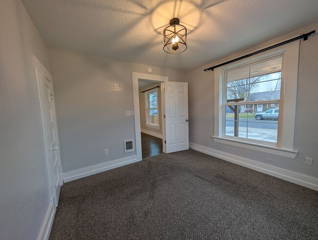 Building Photo - 2 bedroom 1 bath home *MOVE IN SPECIAL*