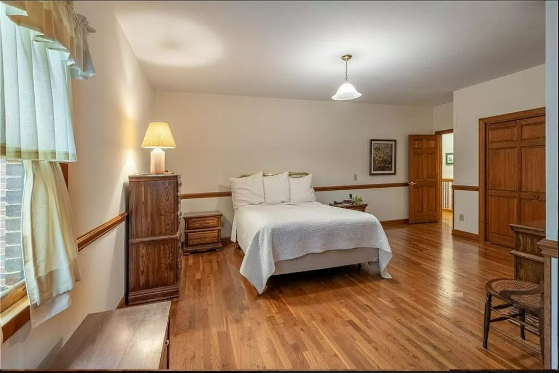 Master Bedroom - 104 Woodsway Ct