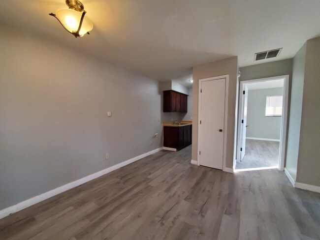 Building Photo - 706 N Broadway St