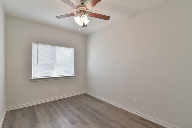 Building Photo - Spacious 3-Bedroom Duplex with Modern Touc...