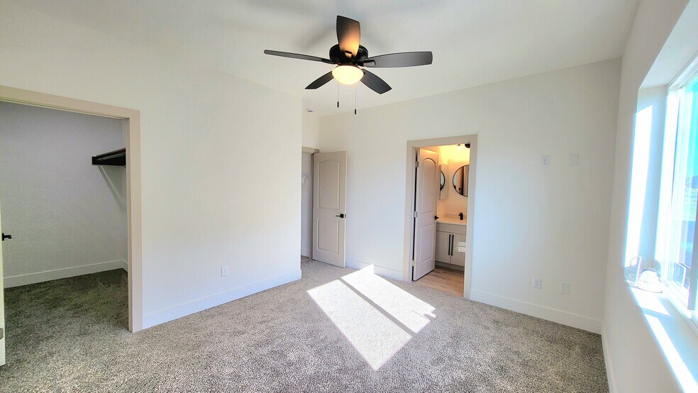 Building Photo - 1271 S Dandelion St