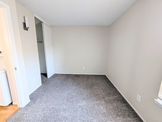 Building Photo - 2 Bedroom in Great Location