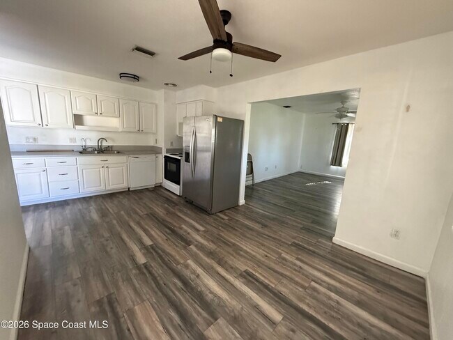 Building Photo - 805 Camellia Dr