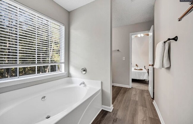 Building Photo - 418 Creek Side Ln