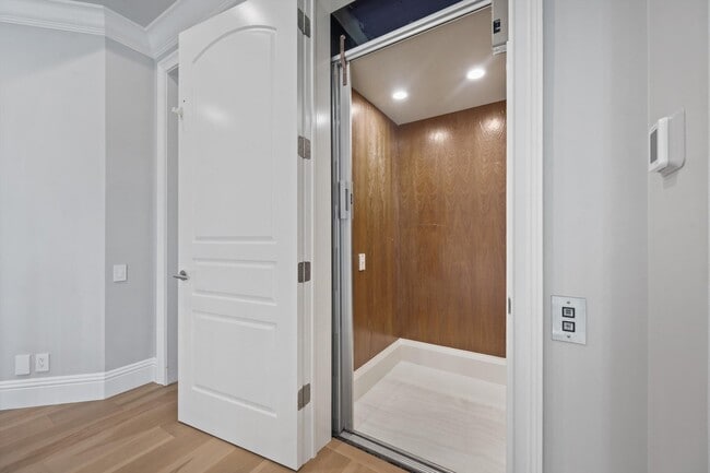 Building Photo - 7474 NE Bay Cove Ct