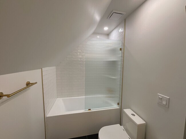 Building Photo - Stunning 3 Bedroom home in Everett