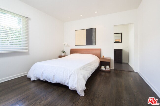Building Photo - 8842 Dorrington Ave