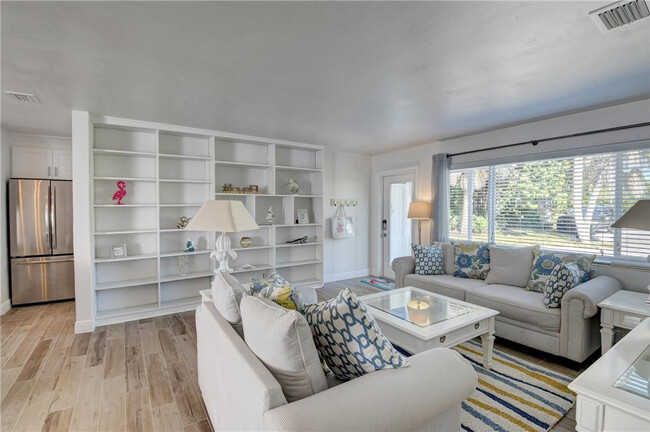 Building Photo - 10 S Swinton Cir