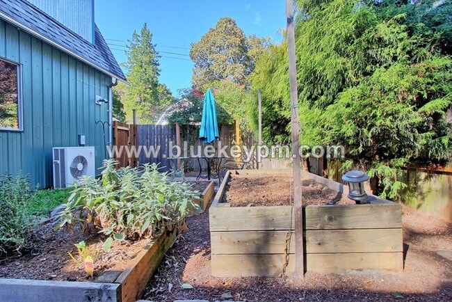 Building Photo - Studio With Huge Bonus Room Available Octo...