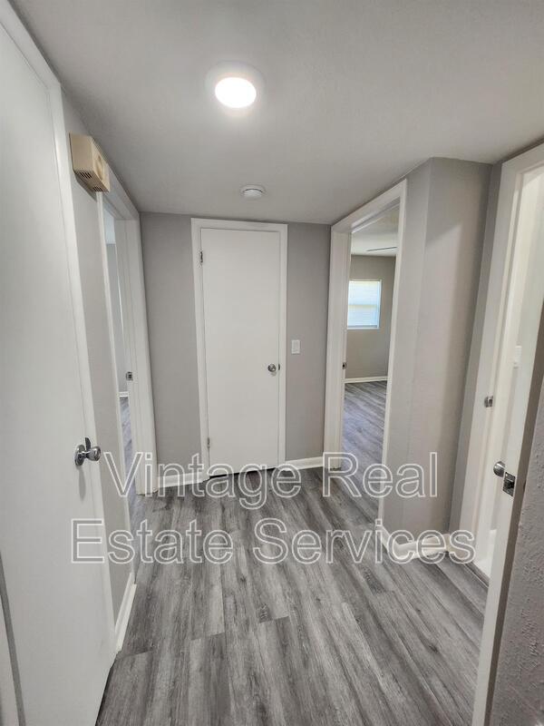 Building Photo - 304 S Mercury Ave
