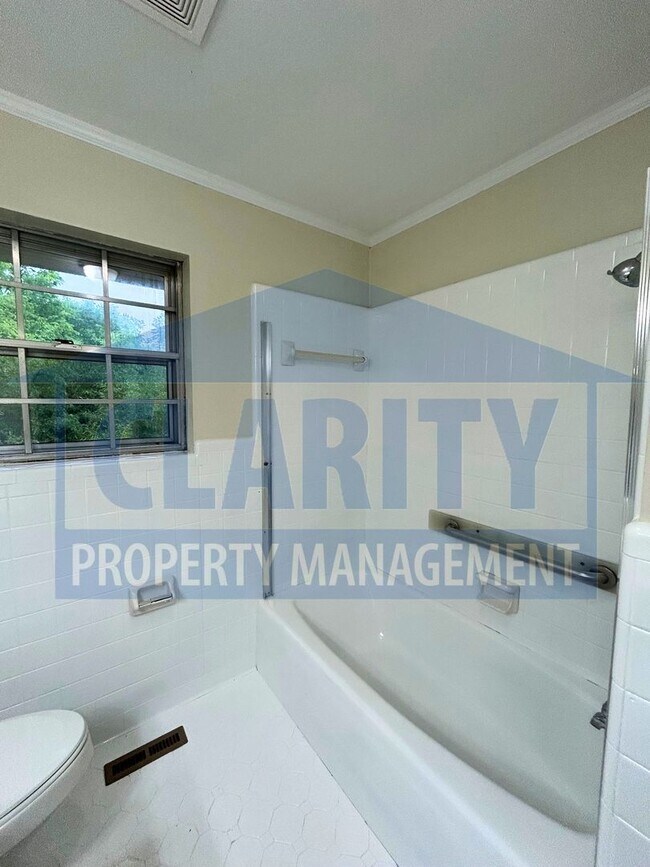 Building Photo - Three bedroom home w/ lots of storage!