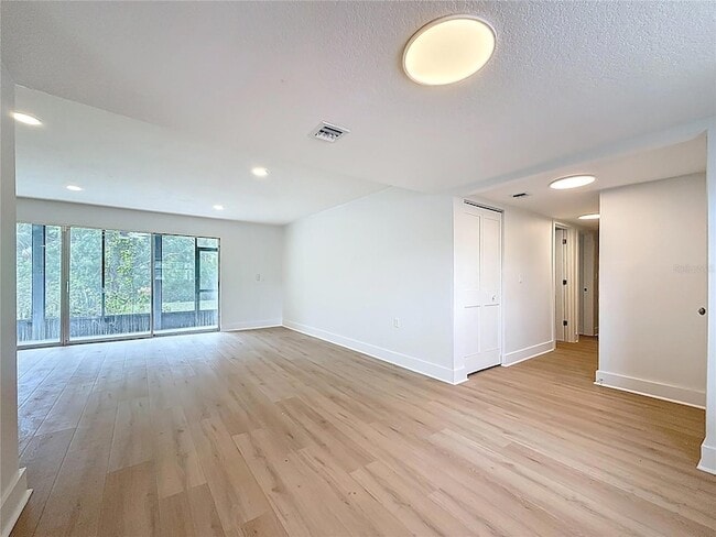 Building Photo - 200 Country Club Dr