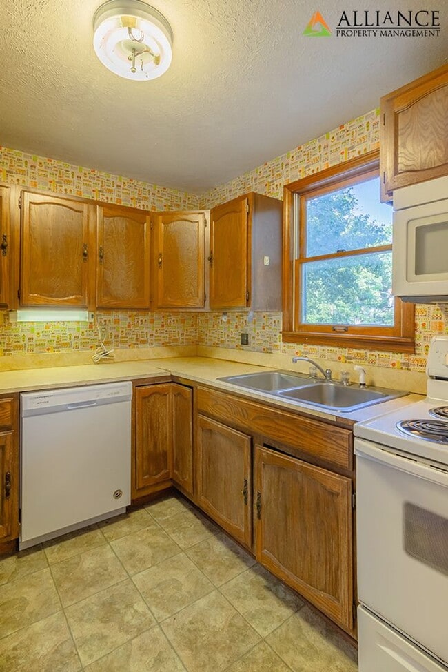 Building Photo - Perfect Location!