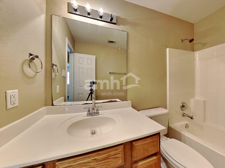 Building Photo - 5700 Creekway Dr