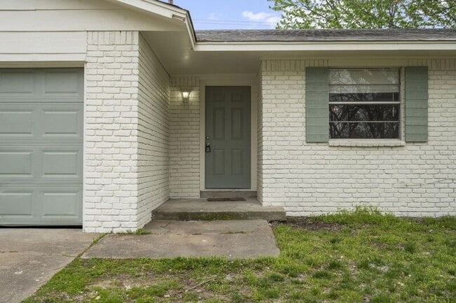 Building Photo - 1671 S Pecan Ave