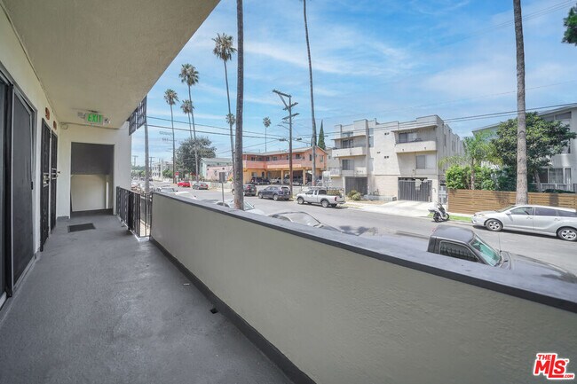 Building Photo - 4956 Romaine St
