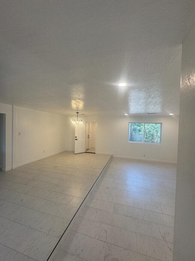 Building Photo - 11216 Baja Dr NE