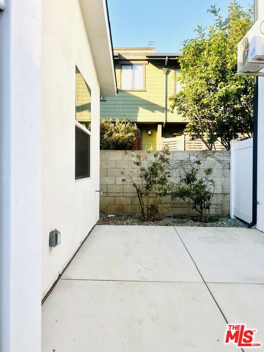 Building Photo - 247 S Catalina Ave