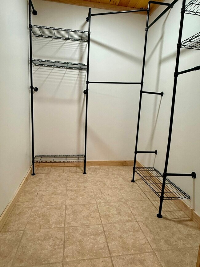 Building Photo - 3116 Alenes Dr