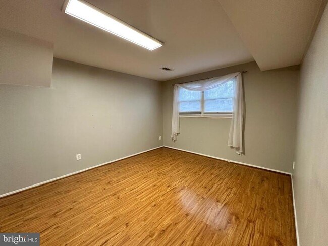 Building Photo - 8140 Drayton Ln