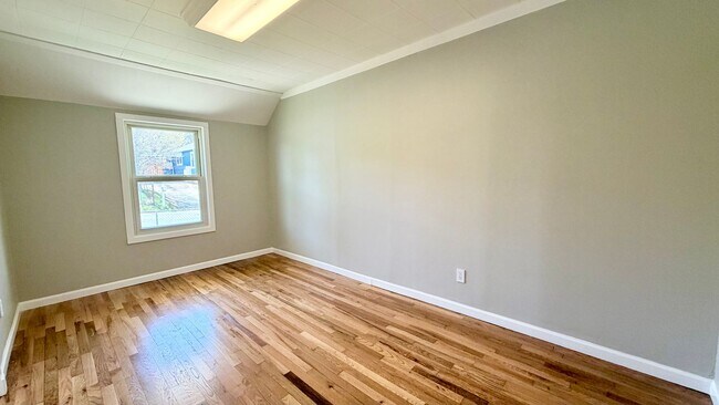 Building Photo - Spacious Updated 5BR Home with Flexible Living Options