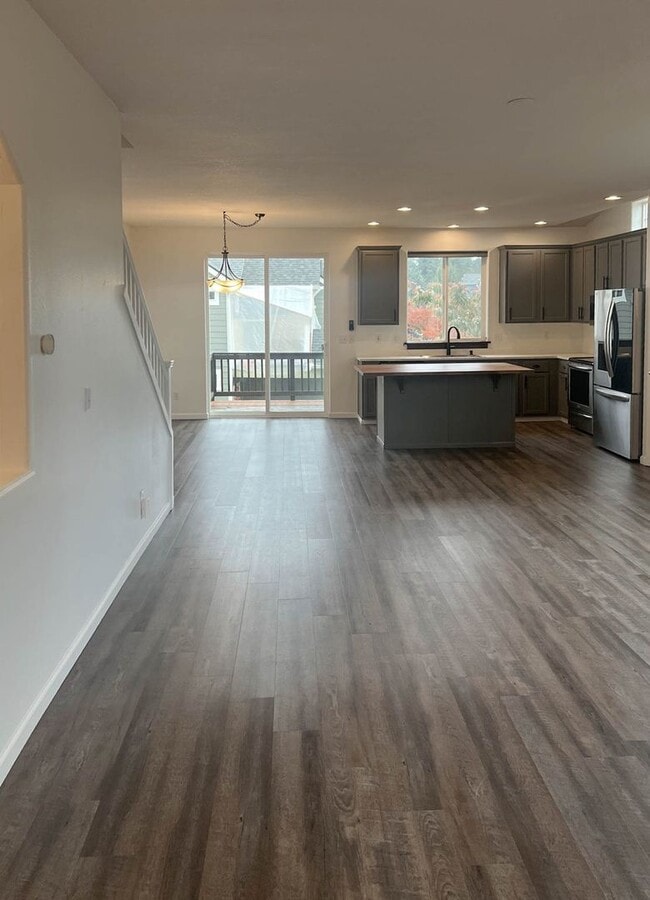 Building Photo - Beautiful West Linn Home in a Quiet, Desirable Neighborhood