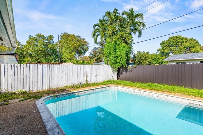 Building Photo - 1121 N 66 Terrace