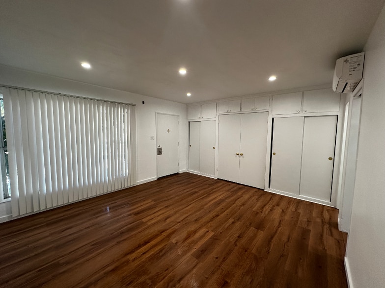 Building Photo - 323 N Chevy Chase Dr