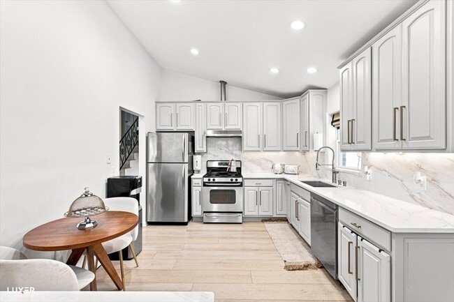 Building Photo - 521 Lavergne Ave
