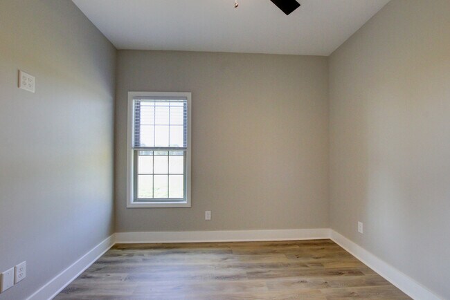 Building Photo - 102 Riverbend Dr