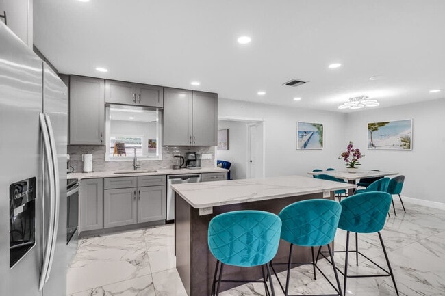 Building Photo - 340 SE 3rd Ct