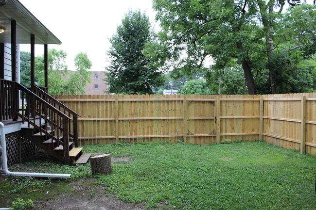 Building Photo - Large House Available for Move-In August 1st!