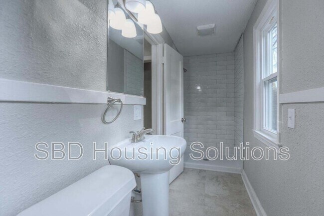 Building Photo - 1007 S Noland Rd