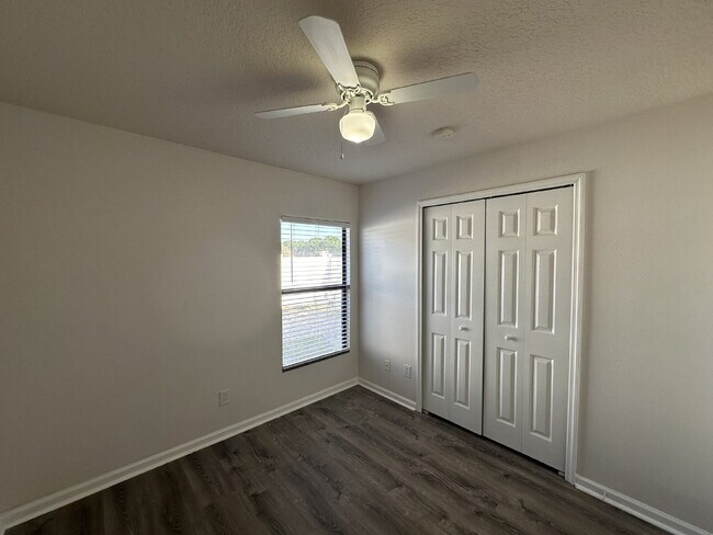 Building Photo - Beautiful Townhome