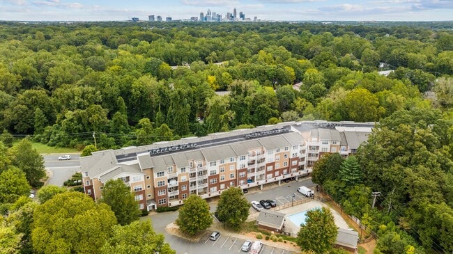 Building Photo - 1000 E Woodlawn Rd