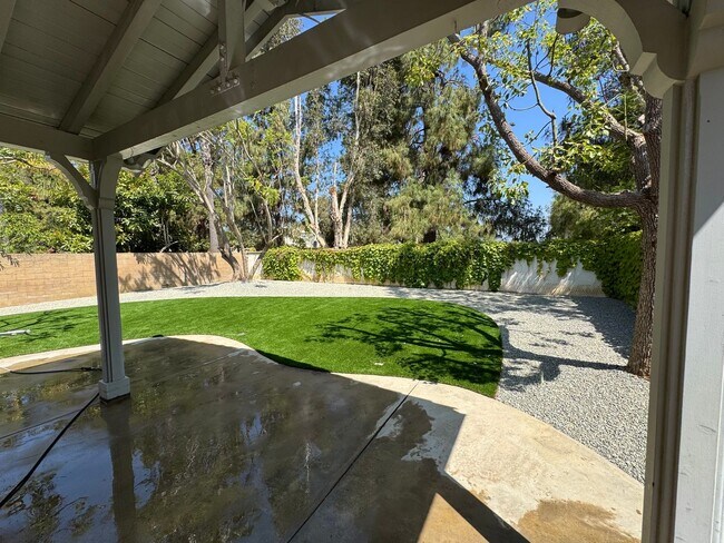 Building Photo - Great 4 bedroom Moorpark Home in Great Nei...