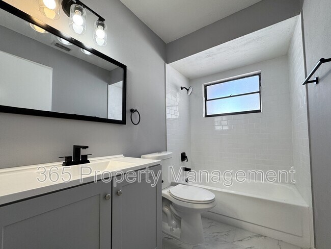 Building Photo - 3028 Clewiston St