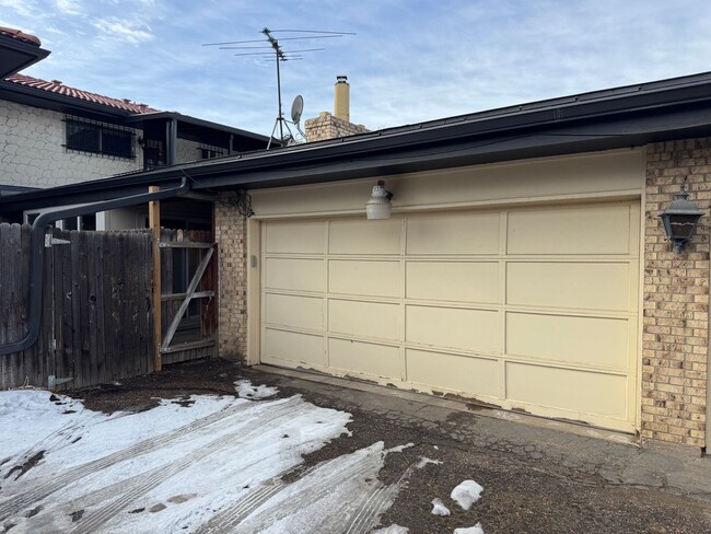 Building Photo - Spacious Southmoor Park Townhome