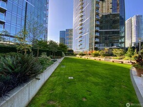 Building Photo - 1Bd/1.5Ba Bellevue Condo