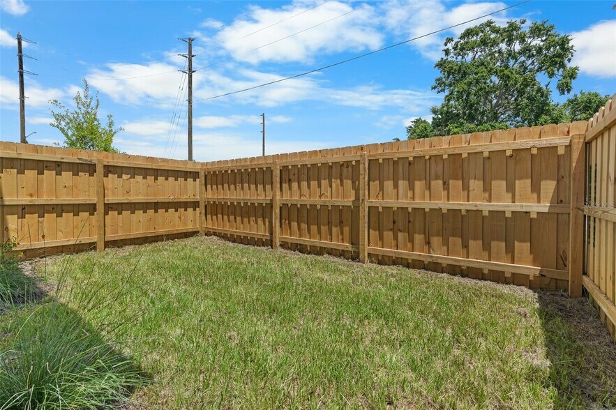 Building Photo - 505 43rd St S