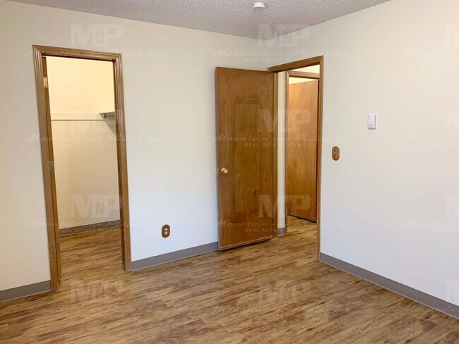 Building Photo - 531-533 Strachan Dr