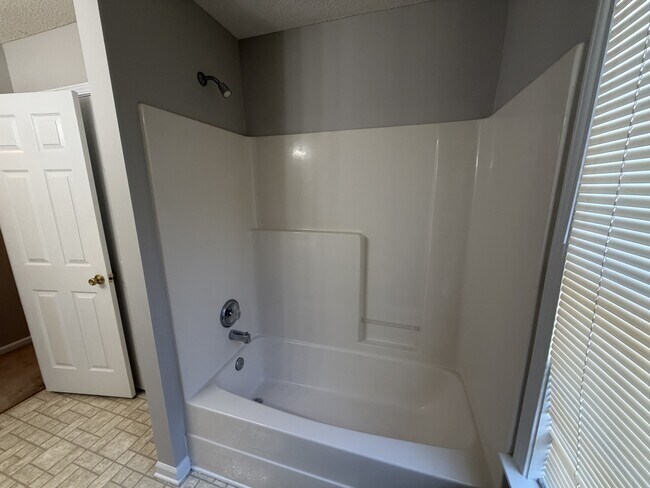 Building Photo - 230 Clinton Crossing Dr