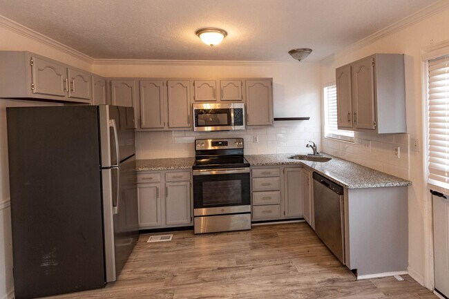 Building Photo - Knoxville 37912 - 2 bedroom, 1.5 bathroom ...