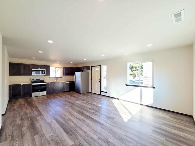 Building Photo - 1214 N Baker Ave