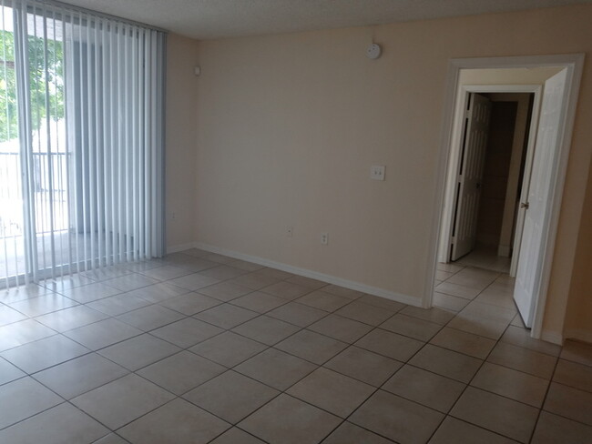 Building Photo - SPACIOUS 2BED/1DEN/2BATH