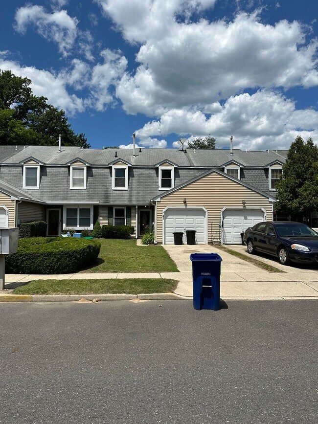 Building Photo - Nice 2 bedroom townhome with a view!