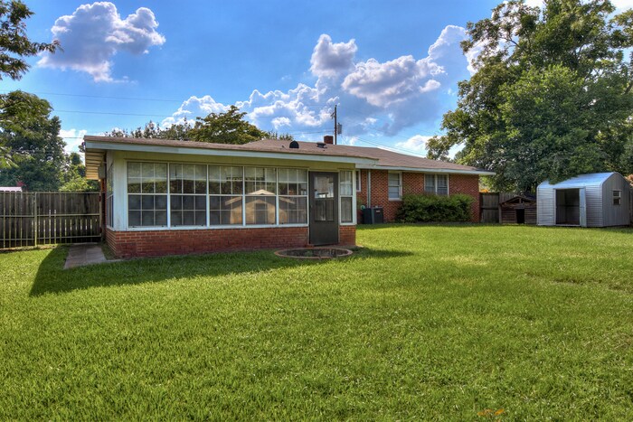 Building Photo - 4406 Traylor St